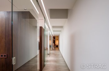 Egaal pleisterwerk in gang tandarts door STRAC